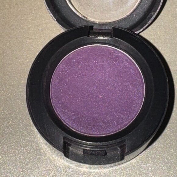 MAC Very Violet Eyeshadow - Picture 2 of 4